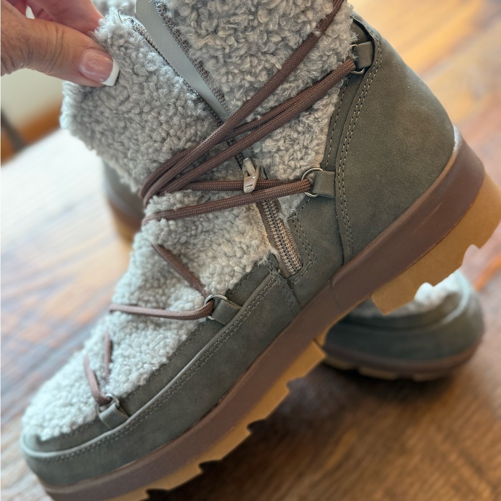 Women's Shearling-Lined Lace Up Boots - Picture 2 of 4